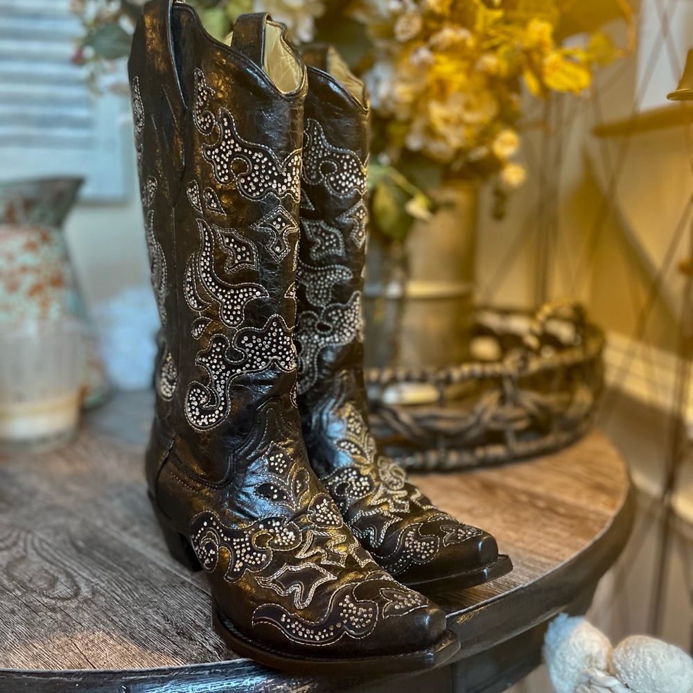 Black inlay Corral Cowboy boots with genuine crystals sz 7.5